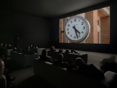 Christian Marclay, The clock, ausstellungsansicht. Mit freundlicher genehmigung der Neuen Nationalgalerie
