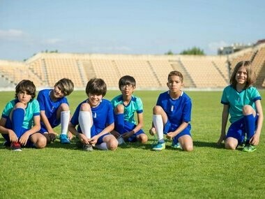Jovens jogadores portugueses em treino. Para além disto, e de modo aos clubes terem uma sustentabilidade financeira a longo prazo, seria possibilidade cada clube ter, obrigatoriamente, por exemplo 3 jogadores formados no clube inscritos no plantel, neste sentido promover-se-ia os talentos mais jovens e o facto de terem de melhorar a qualidade das suas infraestruturas e academia
