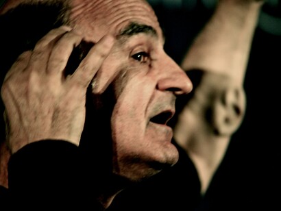 Stelarc, nascido Stelios Arcadiou, é um artista e pensador australiano que há décadas desafia as fronteiras entre corpo, tecnologia e arte, provocando o mundo com uma pergunta inquietante: até onde podemos — e devemos — ir na integração entre o biológico e o artificial?