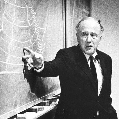 Raum ohne Zeit ist nur in der Theorie möglich. Auch die berühmte Wheeler-DeWitt-Gleichung (von den Physikern Archibald Wheeler und Bryce DeWitt, 1968 veröffentlicht) in der Quantengravitation berücksichtigt keine Zeit bzw. sie wird anders verwendet. Bild: John Archibald Wheeler bei einer Physikvorlesung