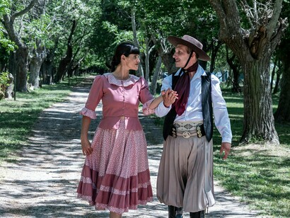 Há um orgulho genuíno em quem nasceu ou escolheu viver na Serra Gaúcha — um sentimento de pertencimento difícil de explicar, mas fácil de sentir. As festas de bairro, as feiras locais, os encontros em volta da mesa tudo reforça a ideia de que viver bem é, antes de tudo, valorizar o simples