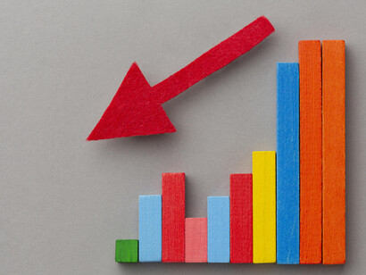 La flèche rouge plongeante rappelle le déclenchement automatique de l’assurance « perte de CA » dès franchissement d’un seuil sectoriel