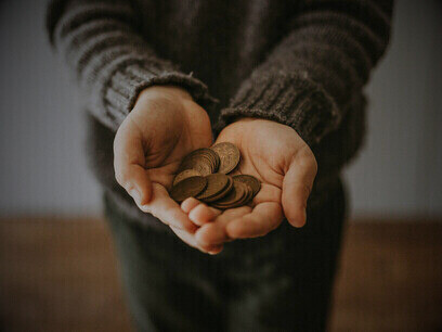 La pauvreté n'est pas un destin inévitable. Chaque pièce représente une opportunité de changement. Ensemble, mettons fin à l'injustice sociale