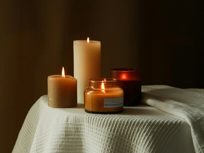 L’arteterapia incoraggia l’espressione creativa e rafforza l’autostima, contribuendo a ridurre l’apatia e a mantenere abilità cognitive e motorie residue