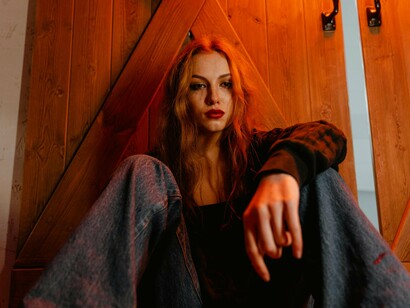 A sociedade não espera dos homens responsabilidade, amor, comprometimento ou uma mudança de comportamento. Ela joga nas costas das mulheres tudo isso e o peso de fazer a relação dar certo, pois caso não dê, a culpa é dela por ter “dedo podre” e não ter julgado melhor o caráter do cara com quem ela se envolveu ou, pior ainda, ser julgada por “não saber avaliar o caráter de homens ruins”