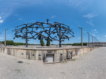 En los últimos días, cuando su muerte era una certeza, fue atendido por Tazia, a la que entregó un rosario. Campo de concentración de Dachau, cerca del pueblo de Dachau, 13 km al noroeste de Múnich, Baviera, Alemania