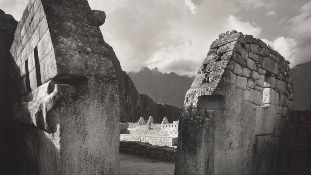 La retrospectiva de Javier Silva-Meinel en el Museo de Arte Contemporáneo de Lima reveló cómo su fotografía, arraigada en la tradición andina y en el proceso analógico, trasciende el documento social para convertirse en un ritual de identidad, encuentro y conciencia cultural. Javier Silva Meniel. Foto: AKEZ