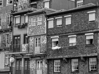 Pequenas casas grudadas umas às outras, com traços arquitetônicos típicos do passado, todas pequenas, de dois andares e construídas lado a lado. Imaginei que dançavam coladinhas ao som de um belo fado