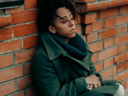 Mulher negra vítima de racismo. É importante lembrar que a construção do racismo no Brasil tem raízes profundas na história do país, especialmente durante o período colonial. A escravidão de pessoas africanas trazidas para cá foi uma das bases do racismo, pois criou uma estrutura de desigualdade e desumanização que perdura até hoje