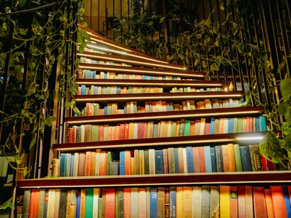 Perante este novo cenário, precisamos nos reposicionar para integrar essas novas formas de ler e de acessar à leitura, entendendo que o seu papel é parte fundamental de uma nova sociedade e de novos tempos. As mídias sociais não parecem ser um fenômeno passageiro, mas uma tendência que se vai consolidando e se fortalecendo