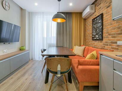 Ah, e o enxoval? Ninguém compra enxoval. A tua casa é um museu de “furtos autorizados” à casa dos pais. Corres para o IKEA, mas a tua carteira ri-se na tua cara quando pegas num candeeiro de design nórdico. Acabas a comer almôndegas e a comprar velas com cheiro a baunilha para disfarçar o cheiro a desespero