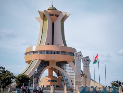 Il presidente della transizione, capitano Ibrahim Traoré, ha deciso di rinunciare al suo stipendio di capo di Stato, mantenendo solo quello di capitano dell'esercito burkinabé. Memoriale agli Eroi Nazionali, Ouagandougou, Burkina Faso
