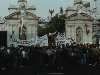 Foto tomada en mayo de 1988 cerca de la puerta principal de la Universidad de Varsovia durante una manifestación de estudiantes polacos, mayo de 1988. Foto por Rafał Werbanowski