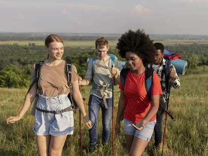 With hiking gear and open skies, these friends embody the habit of turning movement into memorable experiences