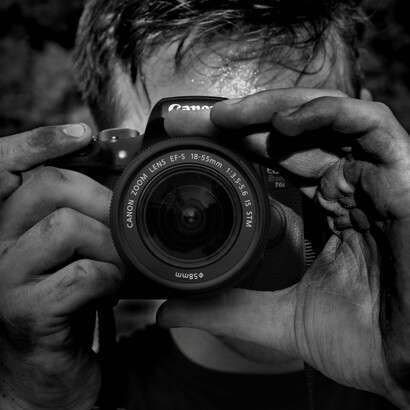 I suoi ritratti non trasformano le persone in soggetti, ma in presenze che si offrono allo sguardo senza difese