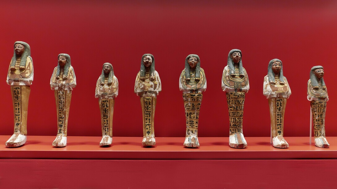 Ushebtis da sacerdotisa Henutmehyt, Cantora de Amon. Parte do acervo do Museu Britânico. Desde os primórdios da civilização, o ser humano tem o impulso de guardar, organizar e preservar objetos que considera valiosos — seja por beleza, raridade, memória afetiva ou importância histórica. Esse impulso deu origem ao que conhecemos como colecionismo, uma prática que ultrapassa séculos e fronteiras, conectando culturas, épocas e indivíduos em torno da busca por significado através de objetos