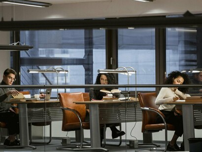 Creio que somente com a sociedade, famílias e escolas unidas seremos capazes de auxiliar nossos estudantes a se desenvolverem crítica e autonomamente. Estimular que os educandos se tornem agentes de seu próprio processo de aprendizagem é um caminho viável para possibilitar a aprendizagem ao longo da vida, sem tornar-se cliente das mais diversas empresas educacionais (e aqui entram também os inúmeros cursos oferecidos de modo online por qualquer um que se crê experto)