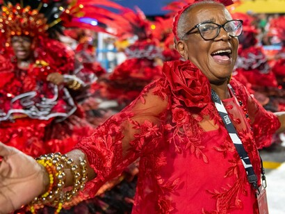 Desfile da Escola Paraíso do Tuiuti, Rio Carnaval 2025,fotografia de Eduardo Hollanda. A resposta está nos medos contemporâneos, enraizados em estruturas que tentam controlar corpos dissidentes. O medo de Xica ainda se manifesta na violência contra corpos trans, na tentativa de silenciamento de histórias como a dela, na marginalização de indivíduos que, como Xica, ousam existir à sua maneira