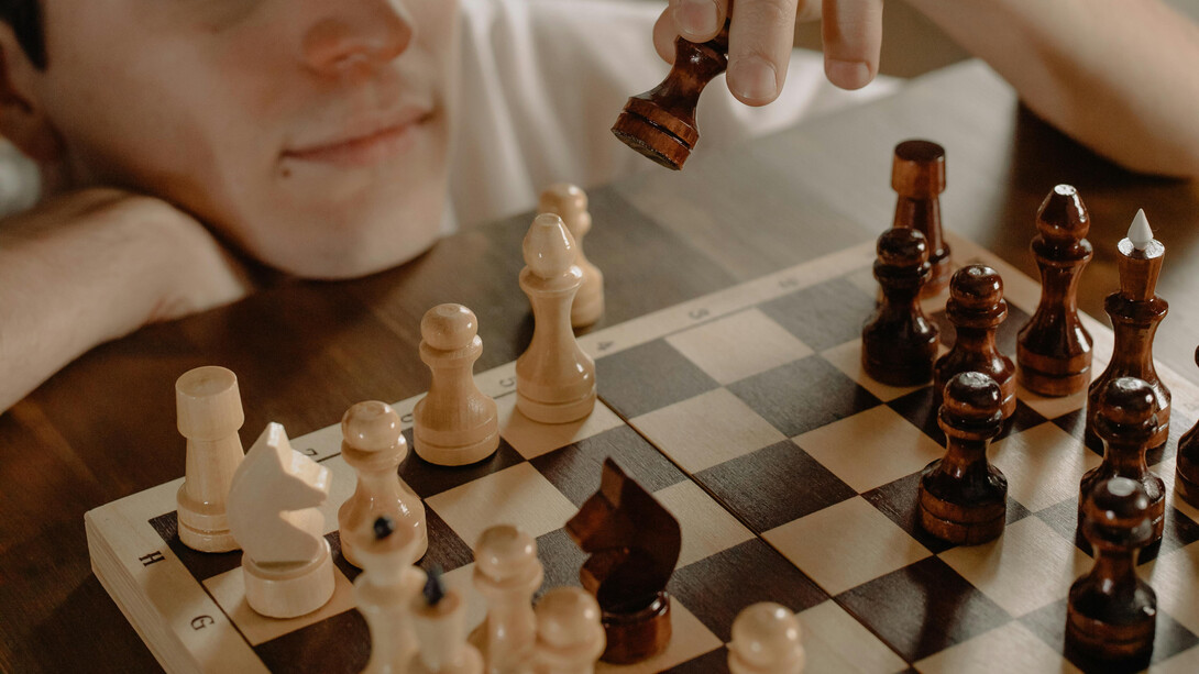 Sur l’échiquier du monde, chacun avance son pion sans toujours comprendre la partie : entre stratégie et illusion, l’ordre social rejoue le même scénario sous d’autres figures