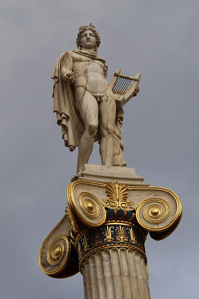 Estatua de Apolo por Leonidas Drosis, emplazada sobre una columna frente a la Academia de Atenas, Grecia