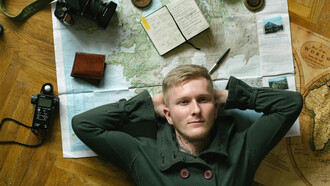 Während die formale Bildung theoretisches Wissen über Regierung, internationale Beziehungen und Geschichte vermittelt, bietet das Reisen die seltene Gelegenheit, politische Systeme in Aktion zu erleben