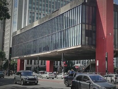 A exposição principal também segue um conceito disruptivo: os quadros são exibidos em painéis de vidro, com os versos à mostra, flutuando no espaço. Essa forma de apresentar as obras, criada por Lina, é uma maneira de libertar a arte das paredes e deixar o visitante caminhar livremente entre elas, criando sua própria narrativa