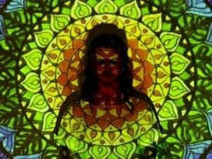 Entretanto, nos últimos anos, o movimento pelo resgate do Sagrado Feminino tem operado como uma resistência simbólica fundamental, rearticulando signos e práticas que resignificam o feminino como potência criadora, integradora e transformadora. Essa resignificação dialoga com teorias feministas, espiritualidades ancestrais e saberes indígenas, configurando uma rede semiótica complexa que desconstrói e reconstrói sentidos sobre gênero, corpo e espiritualidade