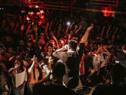 Festa de música eletrônica. Nosso cérebro é como uma orquestra, onde cada instrumento - ou neurônio - desempenha um papel fundamental. Ao ouvir música, especialmente com ritmos marcados como o breakbeat, nosso cérebro entra em sincronia com a batida, produzindo ondas cerebrais específicas. É como se estivéssemos sintonizando um rádio para a frequência perfeita