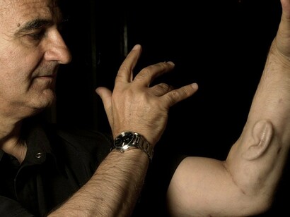 “O corpo deve irromper seus limites biológicos, culturais e planetários. A liberdade fundamental é a possibilidade dos indivíduos poderem determinar o destino do seu próprio DNA”, afirma Stelarc, sintetizando sua visão sobre a inevitável fusão entre homem e tecnologia