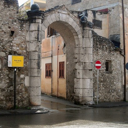 Nei secoli successivi la città continuò a prosperare, diventando anche capitale di un importante ducato longobardo nel Medioevo. Benevento, Italia