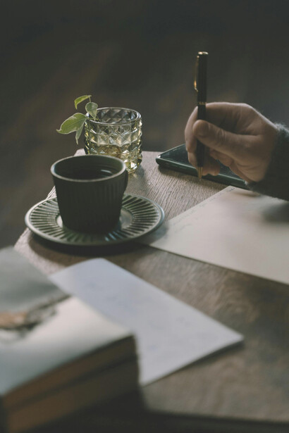 Después, en silencio, uno repasa la escena y se reprocha no haber dicho eso simple y sincero que habría hecho toda la diferencia