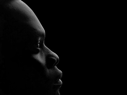 Le sérieux dans l'égard du garçon montre la conscience de l'état du pays dans la jeune génération