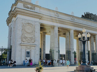 Los pocos ciudadanos con conocimientos financieros aprovecharon la oportunidad y compraron todas esas acciones. Estos individuos se convirtieron en los oligarcas que hoy dominan gran parte de la economía rusa. Gorky park , entrada principal, Moscú, Rusia