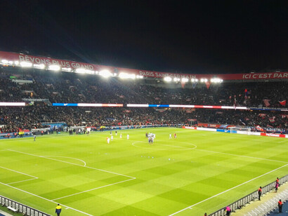 Temple du football moderne : le Parc des Princes à Paris, en France, symbole de la montée en puissance financière du PSG depuis l’ère Bosman et le transfert record de Neymar