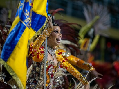 Desfile da Escola Paraíso do Tuiuti, Rio Carnaval 2025,fotografia de Eduardo Hollanda. As referências históricas a Xica Manicongo são escassas, como tantas outras vidas negras e trans que foram apagadas pela historiografia oficial. No entanto, sua presença ressurge nos ativismos LGBTQIAPN+, nos estudos transfeministas e nos movimentos negros que reivindicam sua memória como um símbolo de luta e resistência