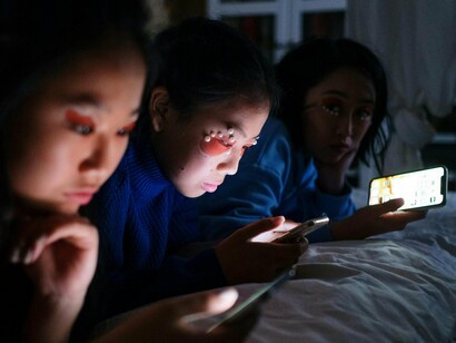 Em síntese, embora o uso excessivo da tecnologia possa trazer sérios desafios à saúde mental dos adolescentes, para os idosos ela representa uma oportunidade única de manter o cérebro ativo, ampliar a vida social, conquistar autonomia e desenvolver novas habilidades. O que para uns pode significar distração e dependência, para outros se torna ferramenta de estimulação cognitiva e inclusão. O segredo, em qualquer faixa etária, está no equilíbrio e no propósito do uso