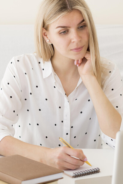 Muchas ofertas laborales fusionan ambos roles y exigen presencia frente a cámara como condición casi automática, impulsadas por la lógica de TikTok, Reels y la cultura del trend