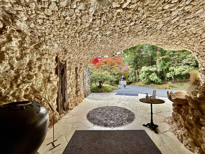 Reception entrance in Okinawan corals and limestone, New Wing, Itchiku Kubota Art Museum ©Alma Reyes