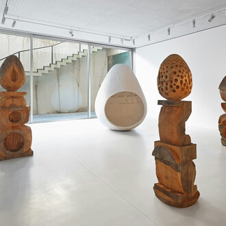 Thomas Houseago, Journey, exhibition view. Courtesy of Xavier Hufkens