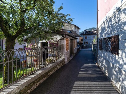 L’albergo diffuso è una forma di ospitalità tipicamente italiana che utilizza edifici esistenti all’interno di un borgo o centro storico, senza costruire nuove strutture. Sutrio, Italia. Per gentile concessione dell'Ufficio stampa dell'Albergo Diffuso