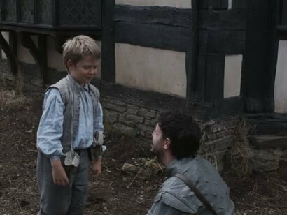 A grande sacada da história, do livro e do filme, é estabelecer esse evento como conceito base da trama. Hamnet e Hamlet são a mesma pessoa, mas numa estrutura dramática simétrica