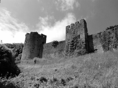 Castelo Chepstow, em Gales. O estilo de vida mais descontraído e mais acolhedor se faz presente nos estabelecimentos locais, onde você é super bem recepcionado, o que torna a experiência no país realmente muito agradável