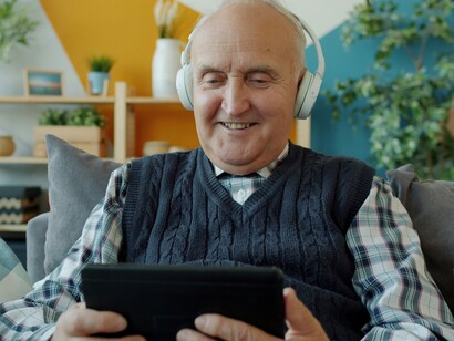 Se svolta con continuità e in un contesto relazionale positivo, la stimolazione cognitiva, contribuisce a rallentare il declino cognitivo e a preservare il benessere emotivo e sociale