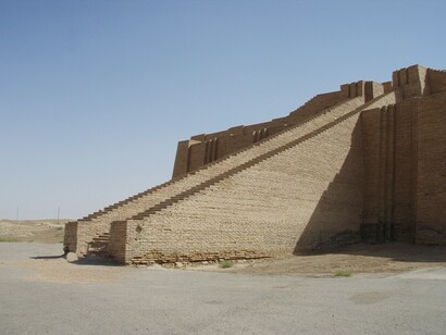 Oggi, i resti restaurati della ziggurat di Ur testimoniano l’avanzato livello tecnico e organizzativo delle civiltà sumere del III millennio a.C. Iraq