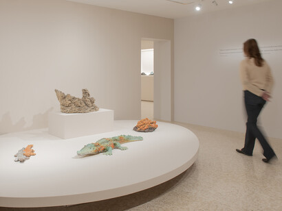 Mani-fattura: le ceramiche di Lucio Fontana, veduta della mostra. Per gentile concessione della Collezione Peggy Guggenheim