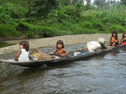 Famiglia indigena della tribù Choco, in canoa sul rio delle Amazzoni