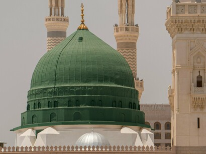 Durante o mundo medieval, no período em que a comunidade islâmica era governada pela dinastia Abássida, o oriente médio passou por uma era de ouro. Os muçulmanos entravam em contato com diversas outras culturas e tiveram um crescimento científico sem igual no mundo medieval. Os muçulmanos da época eram governados pelos Califas (amalgama de líder religioso da comunidade e chefe militar e político), e este instituiu a Casa do Saber. A maior biblioteca do mundo