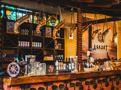 Las visitas incluyen degustaciones guiadas que permiten descubrir matices, aromas y técnicas tradicionales de producción