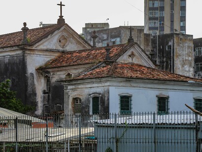 Convento da Lapa. Para compreender a magnitude do ato de Joana Angélica, é preciso mergulhar no ambiente conturbado da Bahia pré e pós-1822. Salvador, outrora a capital do Brasil Colônia, via seu status e influência econômica declinarem com a transferência da corte para o Rio de Janeiro em 1808. No entanto, permanecia como uma das cidades mais importantes do império português, um grande centro comercial e cultural, com uma população diversa e complexa