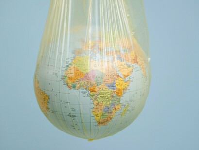 A Terra — viva, furiosa e imprevisível — também se faz ouvir. Ondas de calor quebram recordes históricos, furacões surgem fora de época, e terremotos, como os que abalaram partes da Turquia, do Japão e da América Central nos últimos meses, relembram a humanidade de sua vulnerabilidade. As enchentes já não são mais eventos sazonais, mas sim realidades frequentes que afetam milhões, do sul da Ásia às Américas. A crise climática, longe de ser uma ameaça futura, é um presente urgente, e cada vez mais instável